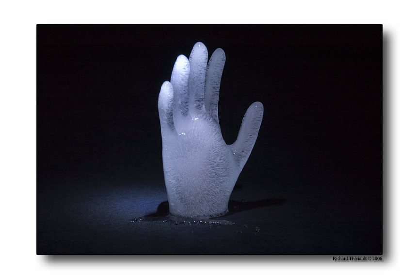 Main.jpg - Défi-photo: La glace. J'ai simplement fait congeler de l'eau dans un gant à vaiselle.